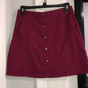 2/$14🌟Burgundy button front skirt